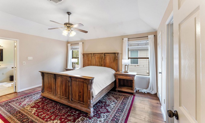 Barker House | A Cozy Home for Families & Professionals: Comfort and an Ideal Location in Katy
