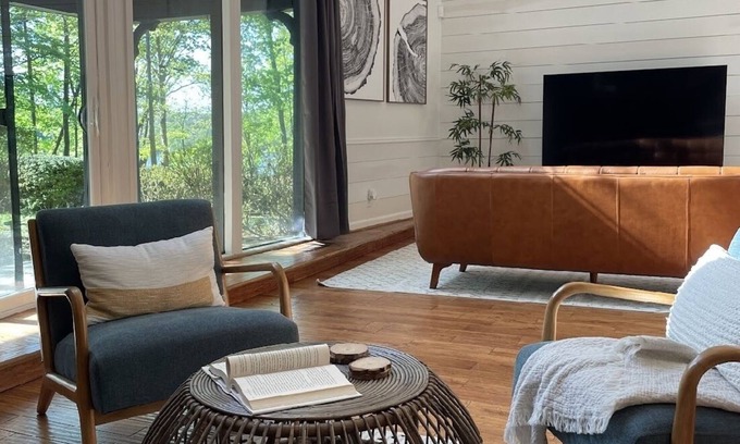 Gainesville Cabin | A-Cozy Retreat: Lake House. Jacuzzi.