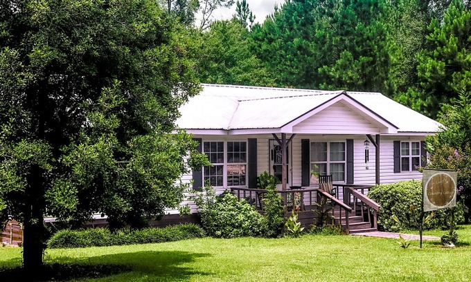 Metter Cottage | A cozy, scenic country cottage in Metter, and near GSU and Savannah.