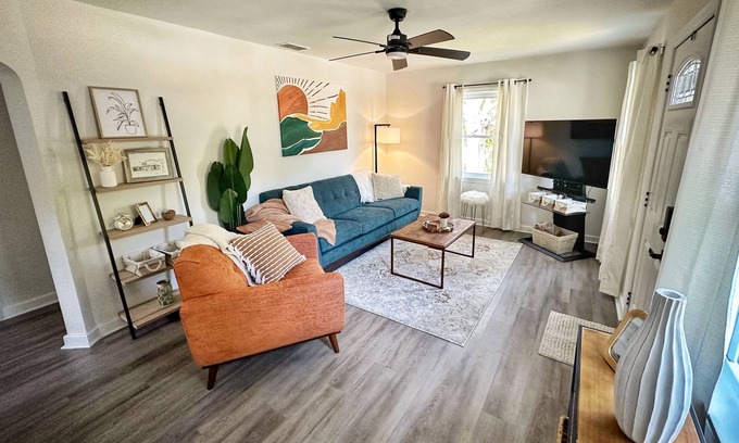 Allendale Terrace House | A cozy space, walking distance to amenities!