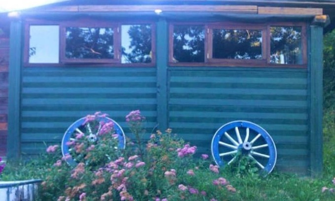 Villa Minozzo Cabin | A cute colourful Glamping cabin with a bohemian theme.