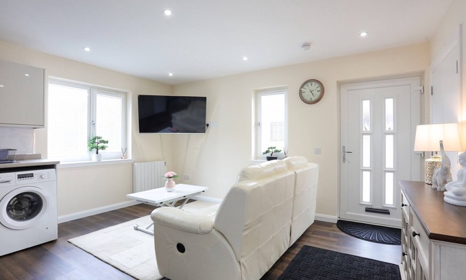 Broxburn House | A delightful 2 bedroom bungalow in Winchburgh.