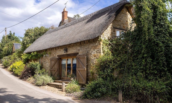 Chipping Norton Cottage | A delightful dog friendly thatched holiday cottage - The Barn by the Ford