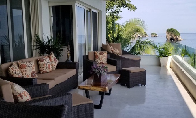 South Shore Hotel Area Condo | A Dream Worth Dreaming is a 3 bedroom 31/2 bathrooms beachfront property.