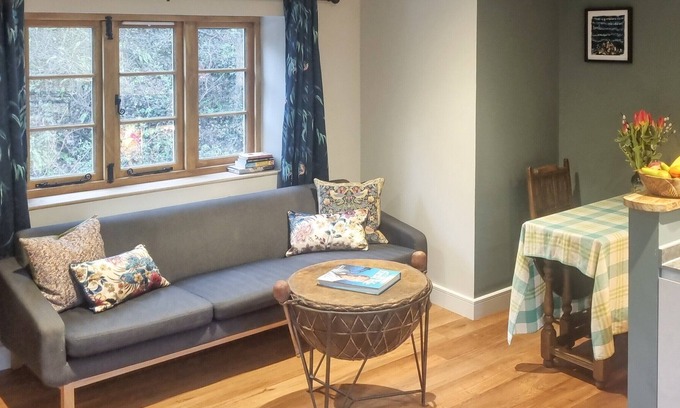 East Horrington Cottage | A fabulous apartment close to Shepton Mallet centre and surrounded by country walks from the front d
