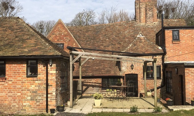 Lydd House | A fabulous Grade II listed converted 14th Century pub. Child and pet friendly