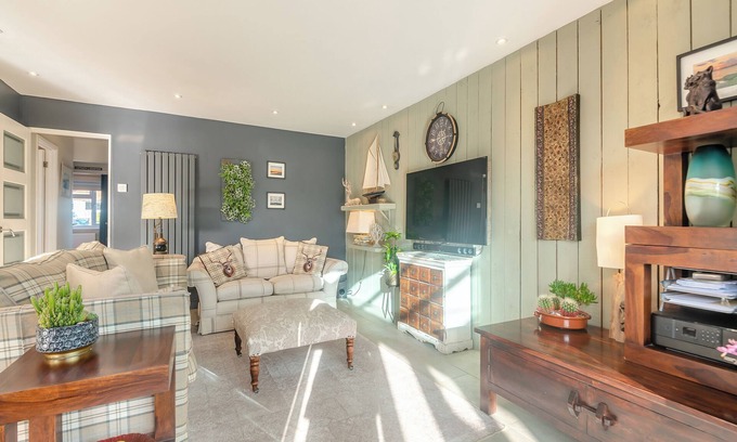 South Hayling Cottage | A fabulous seaside retreat, ideal for couples, friends, or small families.