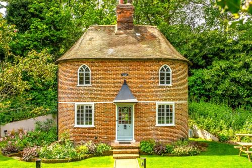 Higham House | A fairy-tale luxurious cottage - The Tea Caddy