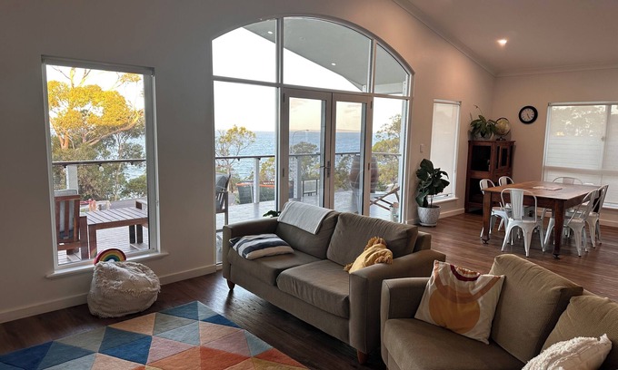 Port Lincoln House | A family friendly house with breath-taking sea views in a great location.