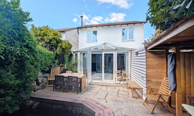 Littlehampton House | A family house that sleeps 8 guests in 4 bedrooms