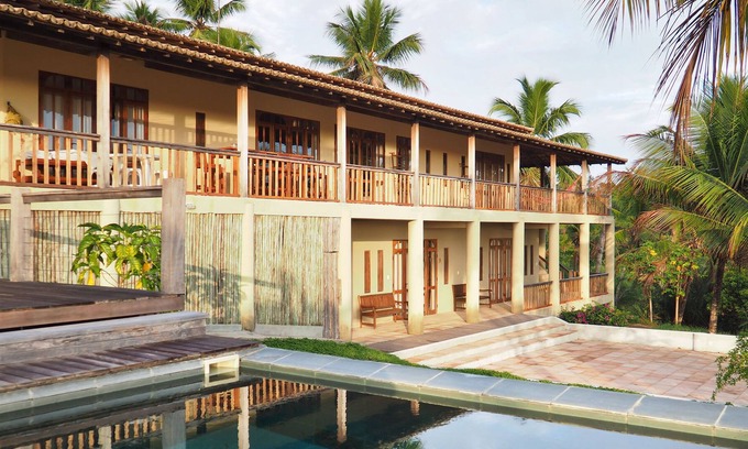 Jandaira House | A fenced mansion with security cameras!