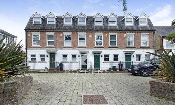 Frinton-on-Sea House | A four bedroom townhouse in Frinton on Sea featured in the national awarded film ’Lucas & Albert’