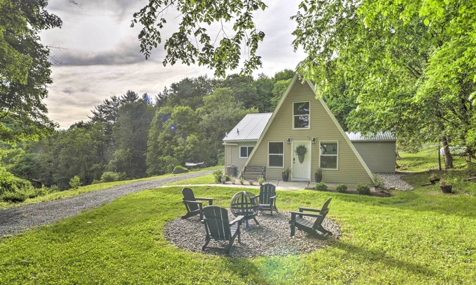 Johnsonville Cabin | A-Frame Cabin w/Hot Tub: 5 Mi to Waterford!