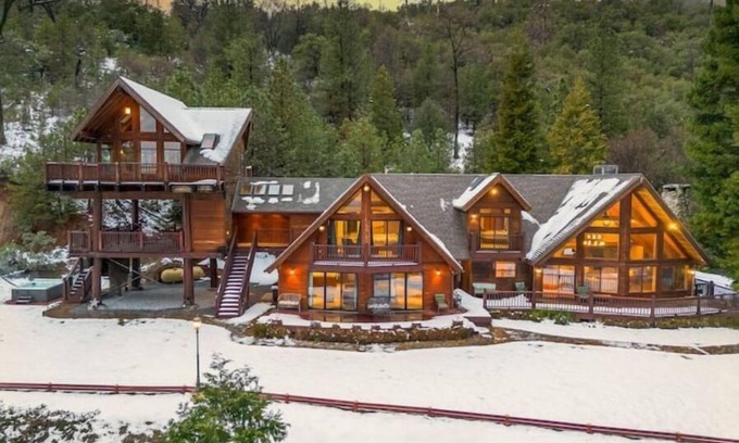 Madera County House | A-Frame - sleeps 20 - 2 Fire pits - 2 Hot Tubs - Putting Green