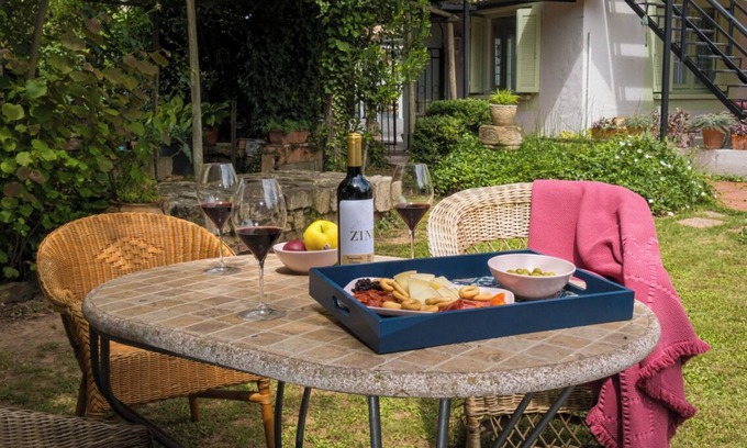 Urunuela House | A garden among vineyards, for 6