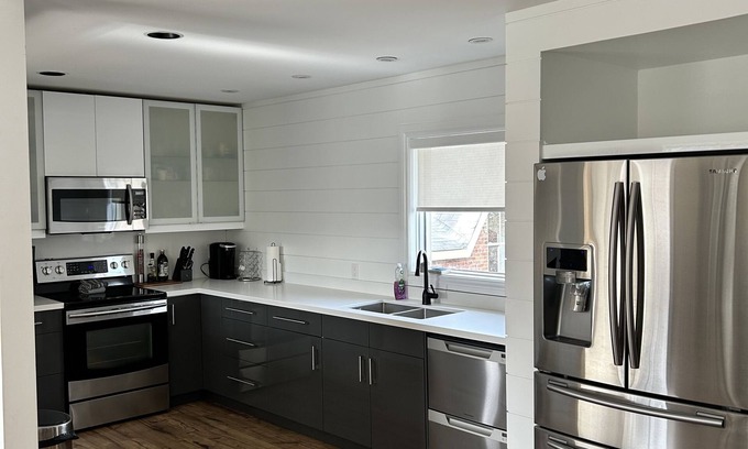 Collingwood House | A gorgeous Coach House located in Downtown Collingwood close to Blue Mountain