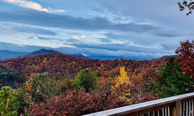 Gatlinburg - Pigeon Forge Cabin | A gorgeous log cabin awaits you at Run To The Hills.
