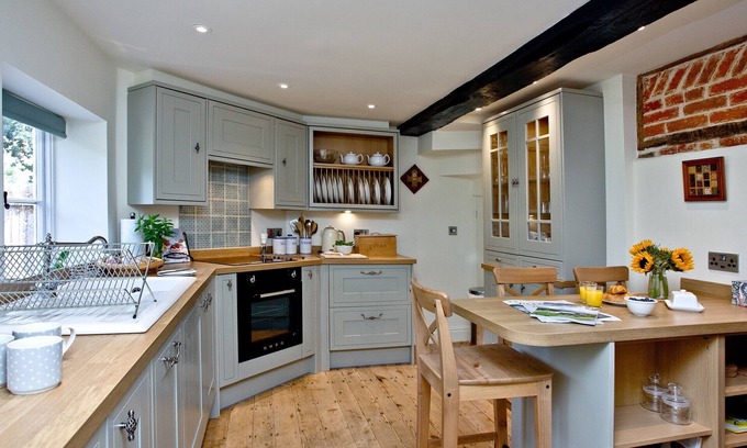 Ryde Cottage | A Grade II listed refurbished house with wood burner and ample parking.