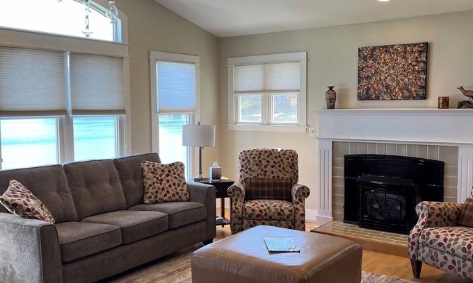 Fremont House | A Great FAMILY READY Four Season Lake House.
