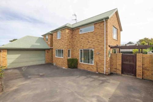 Upper Riccarton House | A Great Location 4 bedrooms, quiet and comfort!