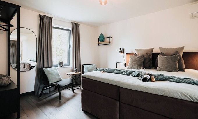 Vilt Bed & Breakfast | A Green Oasis, Inspired by Nature. Quarto Verde offers generous space.
