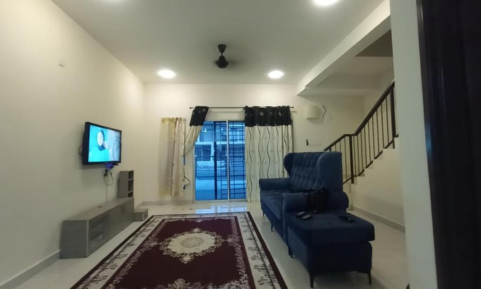 Lumut House | A&H Homestay Teluk Senangin