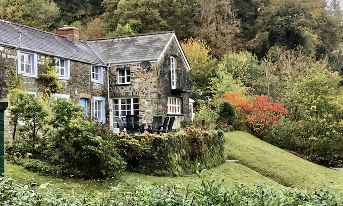 Llandeilo House | A hidden gem nestled in the Talley hills with valley views. Lliandeilo wales