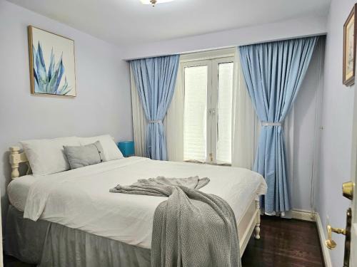 Pleasant View House | A Home Away-Deluxe Guest Room in Toronto