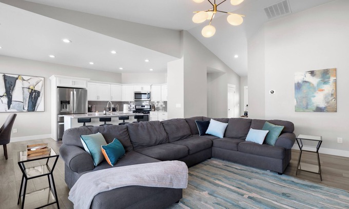 Twin Falls House | "A home away from home mixed with a luxury hotel." 3 min to canyon, game garage