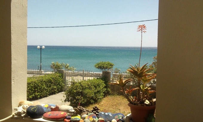 Minoa Pediada House | A house by the sea.