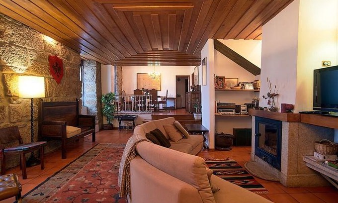 Montalegre e Padroso House | A house in the Castle Hill