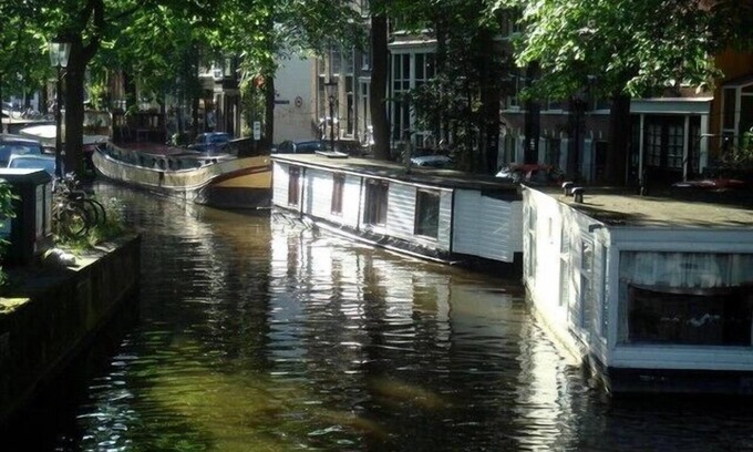 Amsterdam City Centre Boat Rental | A houseboat in the old center