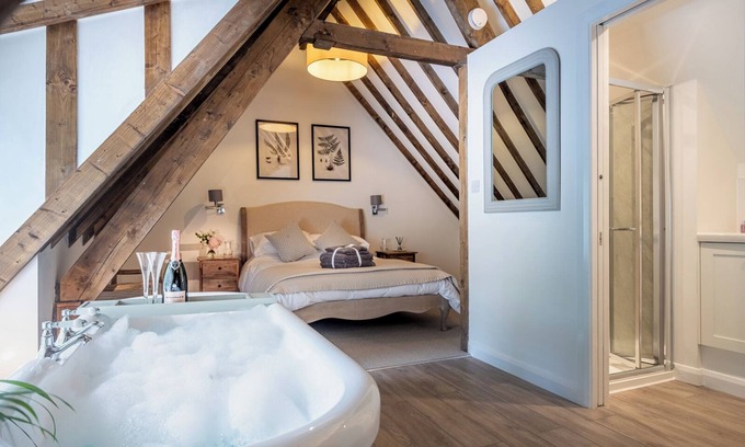 Cheltenham Cottage | A immaculate thatched cottage a stone's throw from Cheltenham's racecourse.