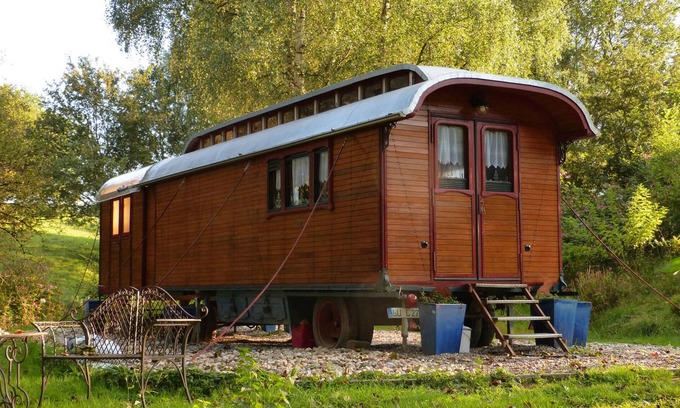 Hundsdorf House | A journey through time in the '20s - the faithfully restored circus wagons