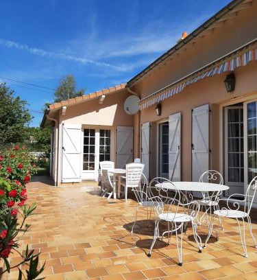 Pouille Bed & Breakfast | A la Volette, chambres d'hôtes, 2 à 6 personnes, linge et petit déjeuner inclus, jeux-cabanes pour enfants,