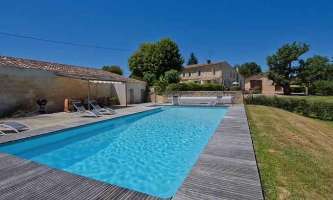 Petit-Palais-et-Cornemps House | A large Manor House with heated pool in the heart of Bordeaux wine country