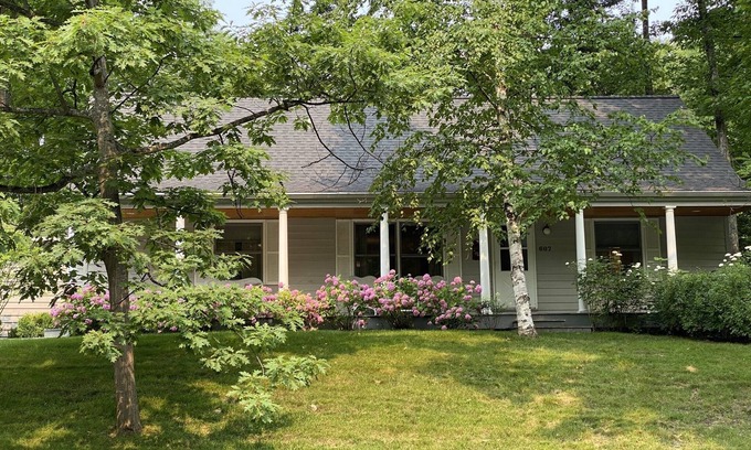Leland Cottage | A Leland Favorite!Walk to Beach& Town Sleeps 10 OPEN for Toast the Season Wines!