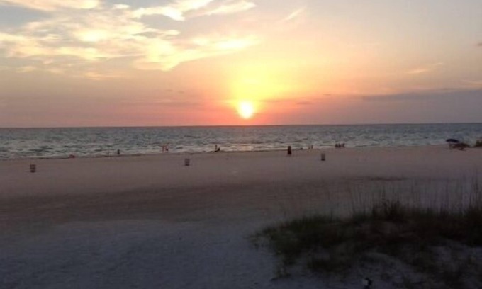 Clearwater Beach Condo | A Little Bit of Paradise-Direct Beachfront