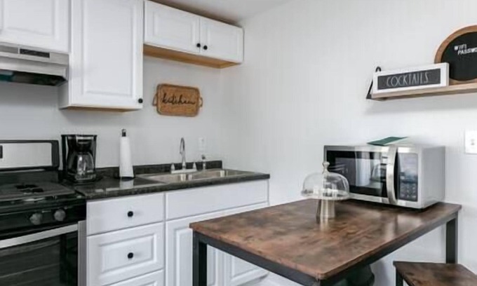 Elkland Apartment | A Little Piece of Main Street 1 - Stylish Getaway
