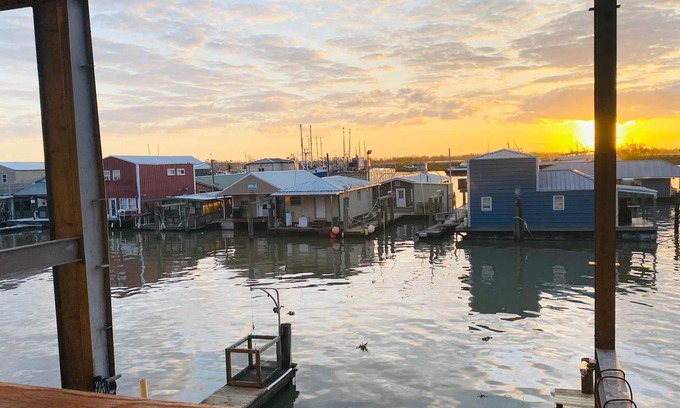 Venice House | A+ Lodging in the ❤️ of Venice Marina w/WIFI + Private Dock, Resort Lodging at Venice Marina