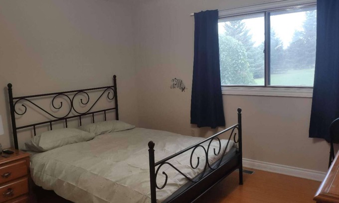 Markham Bed & Breakfast | A lovely bedroom in a house for singles