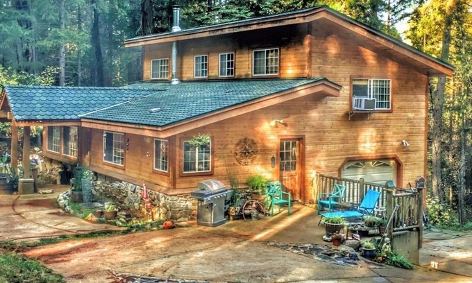 Foresthill House | A Lovely Cabin House at Way Woods Retreat with outdoor Hot Tub & Full Amenities.