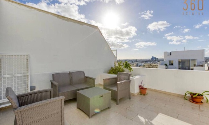 Iklin Apartment | A lovely, central 2BR penthouse with large outdoor