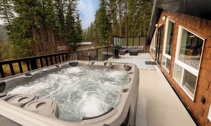 Central Kootenay House | A lovely lake town luxury hot tub, creekside oasis/w hiking & outdoor activities