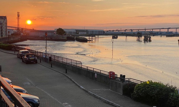 Greenhithe Cottage | A lovely spacious townhouse with balcony and spectacular views of the River Thames.