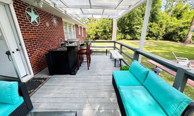 Valdosta House | A Loving Place at Garden McRee, we're Pet Lovers!