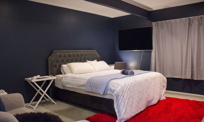 Mana House | A LUX Room with Ensuite close to Beach and Train station