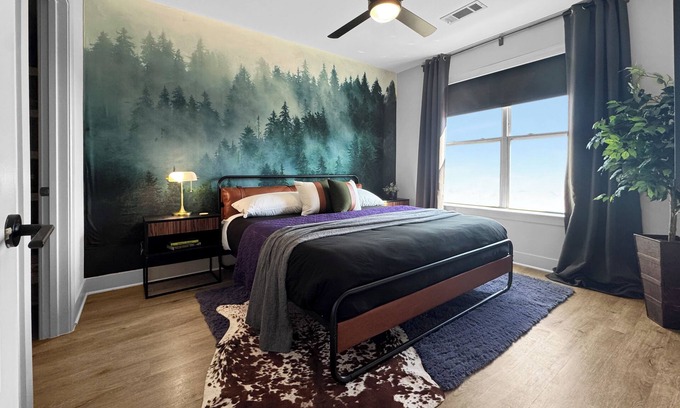 Deep Ellum Apartment | A Luxe Stay in Deep Ellum - Free Parking + Pool + Rooftop + King Bed + Walkable