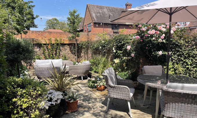 Chichester House | A luxurious 2 bed house in central Chichester. Courtyard garden and parking.