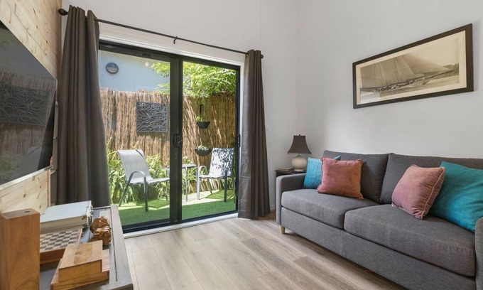 Mornington Apartment | A luxurious apartment right near the seaside!
